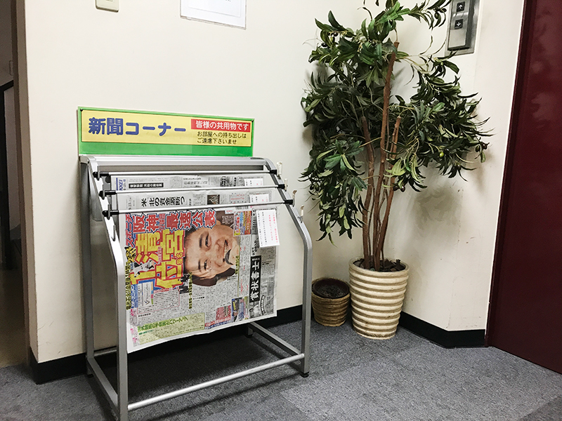 ５F・エレベーター前・新聞コーナー